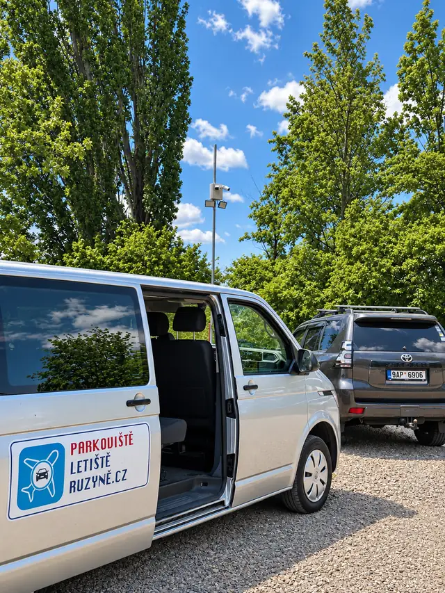 Shuttle-Fahrzeug mit offener Schiebetür auf dem Parkplatz